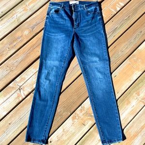 Size 9 women’s jeans. The brand is Garage.